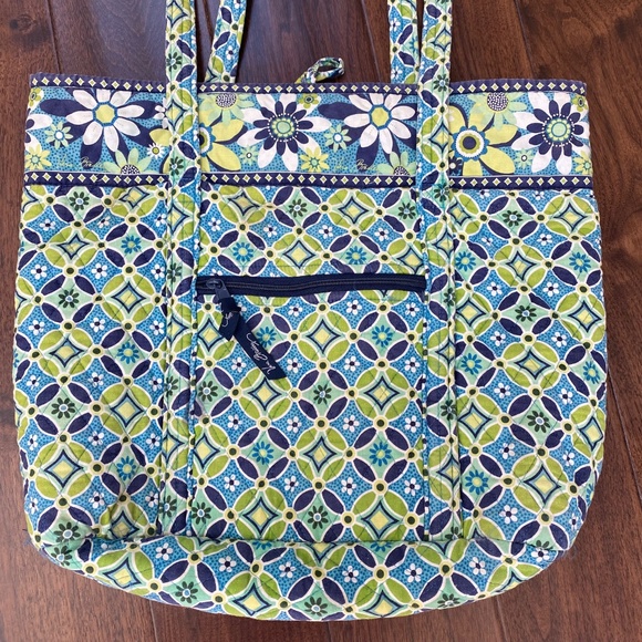 Vera Bradley Large Tote with lots of interior pockets - Picture 1 of 11